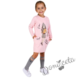 Детска рокля с надписи и момиче в розово 6465766