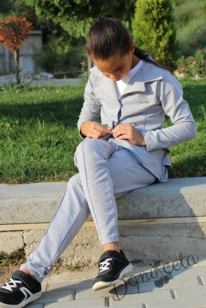 Комплект от сако в сиво с къдрици, панталон и блуза с дълъг ръкав в бяло