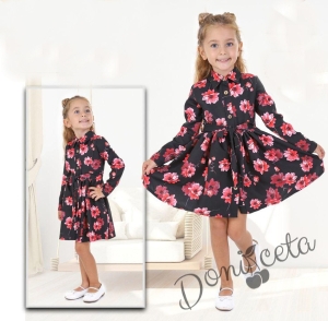 Детска рокля в тъмносиньо на цветя с коланче