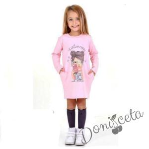 Детска рокля с дълъг ръкав в розово с момиче 715528