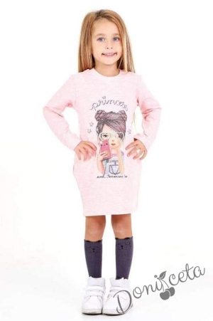 Детска рокля с дълъг ръкав в розово с момиче 715528