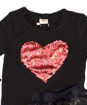 Комплект от кожена пола, блузка със сърце от пайети в черно и чорапи в червено