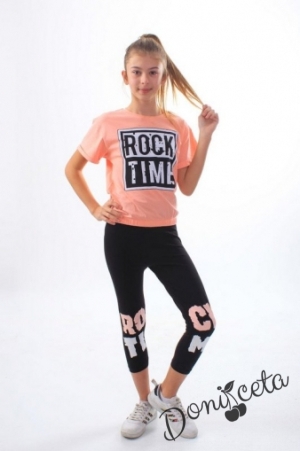 Комплект за момиче от тениска в прасковено с надпис и клин в черно