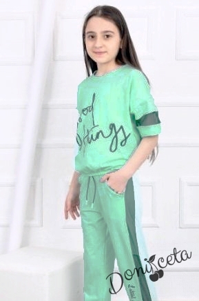 Комплект за момиче от блуза и панталон в зелено с надпис