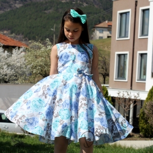 Официална или ежедневна детска рокля на цветя клош в светлосиньо