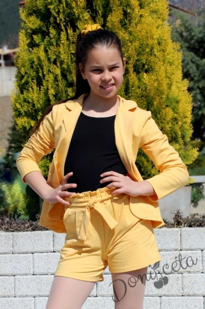 Детски комплект от къси панталонки, тениска в черно и сако в жълто