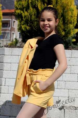Детски комплект от къси панталонки, тениска в черно и сако в жълто