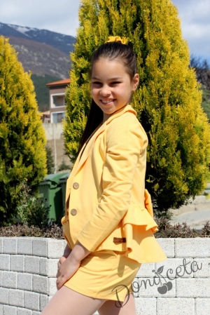 Детски комплект за момиче от къси панталонки и сако в жълто