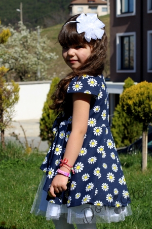 Детска рокля в тъмносиньо на маргаритки с къс ръкав и с тюл 
