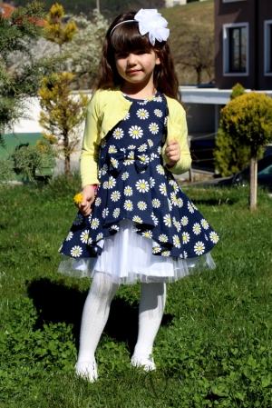 Комплект от детска рокля на маргаритки с къс ръкав и болеро в жълто