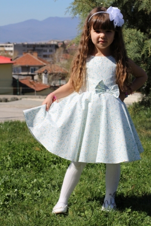 Детска рокля в тюркоаз/мента с маргаритки тип клош Радосвета