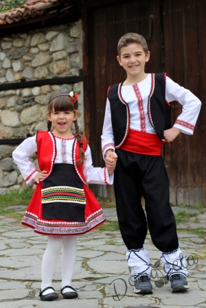 Детска носия 11-риза, пола, елек и черна престилка с фолклорни/етно мотиви 