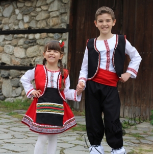 Детска носия 11-риза, пола, елек и черна престилка с фолклорни/етно мотиви 