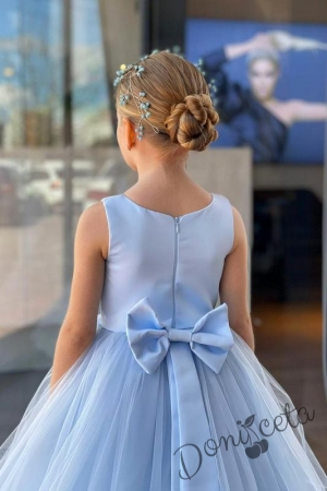 Официална детска дълга рокля в светлосиньо с аксесоар за коса