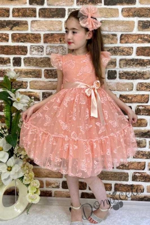 Детска рокля с къс ръкав в прасковено с пеперуди и панделка за коса