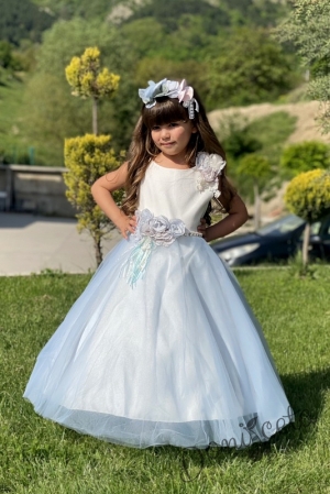 Официална дълга детска рокля в бяло и светлосиньо с тюл и диадема