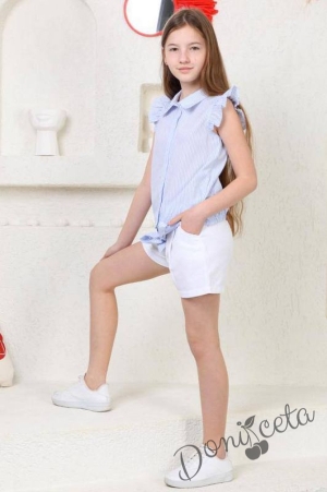 Комплект за момиче от ризка с къс ръкав в светлосиньо и къси панталони в бяло