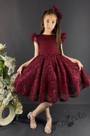 Детска рокля с къс ръкав от дантела в бордо на цветя и панделка за коса