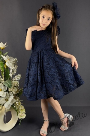 Детска рокля с къс ръкав от дантела в тъмносиньо на цветя и панделка за коса