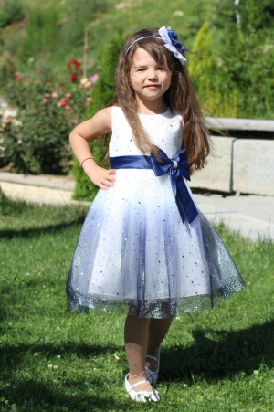 Детска рокля в бяло и тъмносиньо без ръкав с тюл