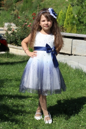 Детска рокля в бяло и тъмносиньо без ръкав с тюл 1