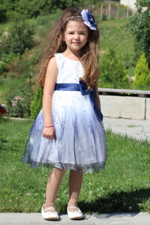 Детска рокля в бяло и тъмносиньо без ръкав с тюл 2