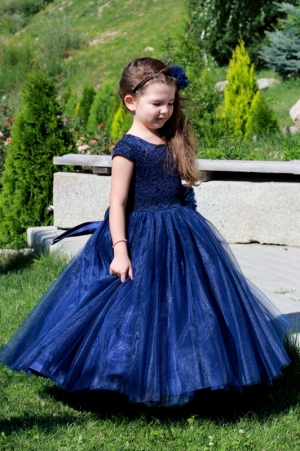 Дълга официална детска рокля от дантела и тюл в тъмносиньо1