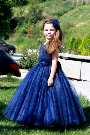 Дълга официална детска рокля от дантела и тюл в тъмносиньо3