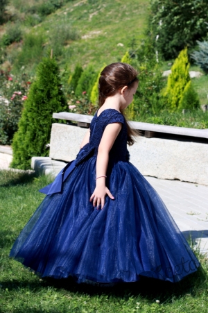 Дълга официална детска рокля от дантела и тюл в тъмносиньо4