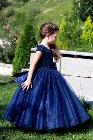 Дълга официална детска рокля от дантела и тюл в тъмносиньо7