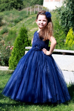 Дълга официална детска рокля от дантела и тюл в тъмносиньо8