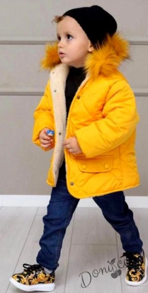 Детски комплект за момче от яке в горчица, дънки и шапка в черно 854475