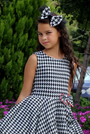 Детска рокля пепит без ръкав с панделка2