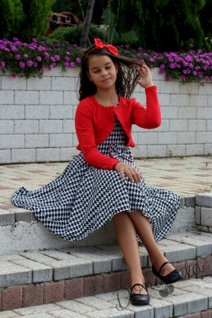 Детска рокля пепит без ръкав с панделка и болеро в червено5
