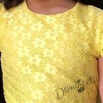 Детска рокля с къс ръкав от дантела и тюл в жълто 2