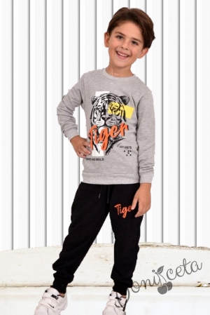 Детски комплект за момче от блуза в светлосиво и панталон в черно с тигър