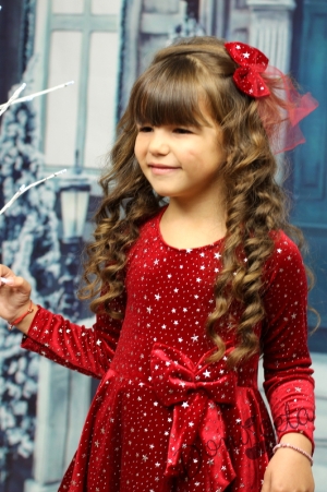 Детска рокля в червено с дълъг ръкав със звездички с панделка 1