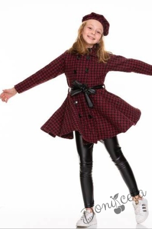 Комплект за момиче от блуза в черно, клин, шапка/барета и пепитено манто в червено