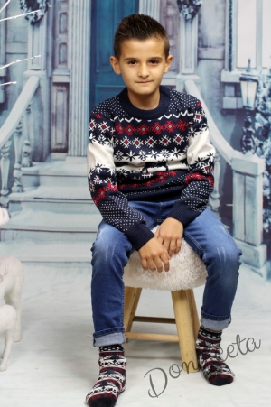 Детски пуловер с коледни мотиви в тъмносиньо и бяло за момче 