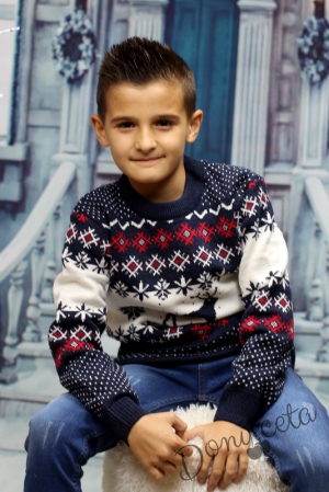 Детски пуловер с коледни мотиви в тъмносиньо и бяло за момче 3