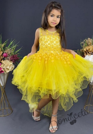 Детска рокля Карина в жълто на цветя с къс ръкав и тюл с шлейф
