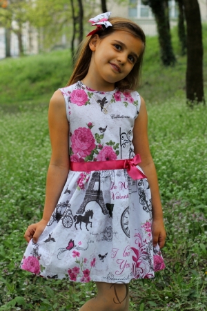 Детска памучна рокля с цветя и Париж в розово