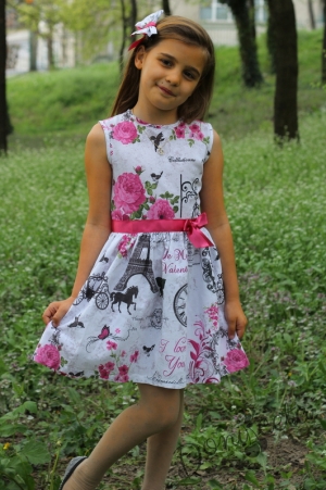 Детска памучна рокля с цветя и Париж в розово