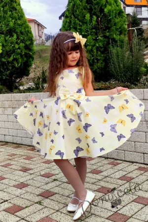 Детска рокля в нежно жълто с пеперуди тип клош 