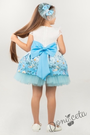 Детска рокля в светлосиньо и бяло с цветя с панделка за коса с къс ръкав 6