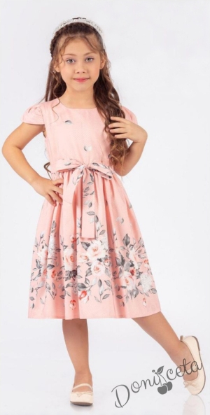 Деликатна рокля на цветя с коланче в цвят прасковено 1