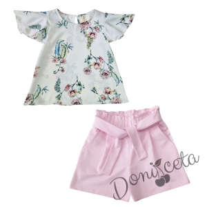 Летен комплект за момиче от къси панталони в цвят пудра и блузка на цветя с къс ръкав - крилце 5821546 1