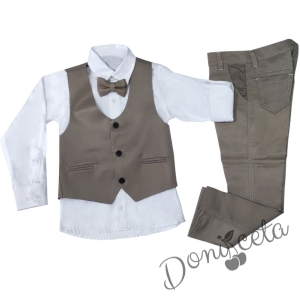 Официален костюм за момче от елек в тъмно бежово, риза в бяло, панталон и папийонка в тъмно бежово 4566677