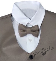 Официален костюм за момче от елек в тъмно бежово, риза в бяло, панталон и папийонка в тъмно бежово 4566677 3