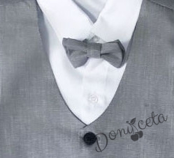 Официален костюм за момче от елек в сиво, риза в бяло, панталон и папийонка в сиво 45677854 2